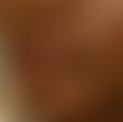 Labios oscuros maquillados con nude marrón claro.