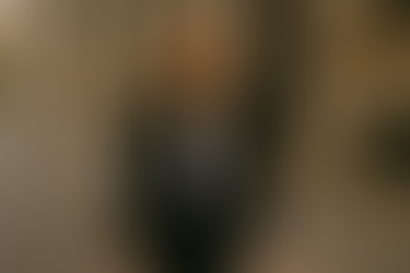 Blazer corto negro que estiliza la figura en mujer bajita.