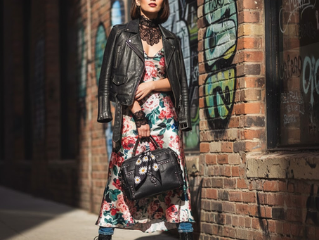 vestido de flores con pañuelo de encaje en la muñeca y pañuelo en el bolso como decoración tendencia este 2026