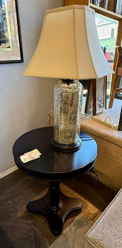 Side table round pedestal