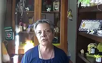 Primo piano di Tiziana nella vendita di miele durante l'intervista