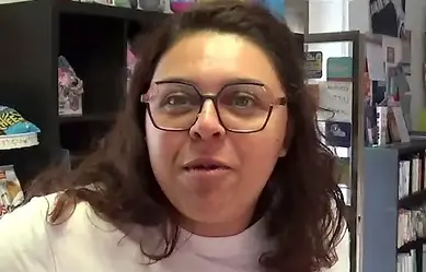 Primo piano di Melissa la pirografa di Fara Filiorum Petri durante l'intervista