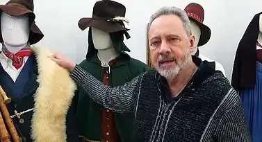 Primo piano di Francesco nel museo con manichini in costume tradizionale sullo sfondo a Torrevecchia Teatina