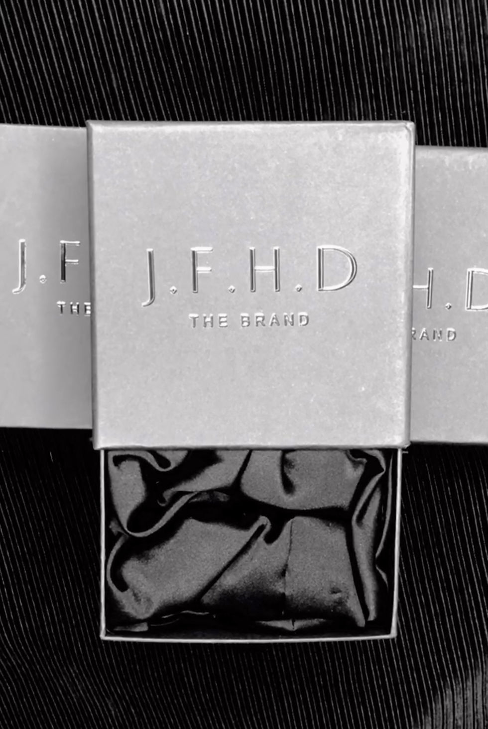 Thumbnail: Pillow silk scrunchie black with gift box 