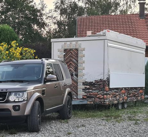 Dinnete Wagen am Zugfahrzeug fährt zu einem Catring