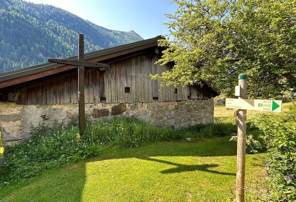 Wooden Cross along the Chemin des Diligences