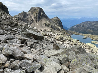 Rocky trail towards Lac Cornu