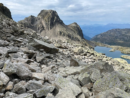 Rocky trail towards Lac Cornu