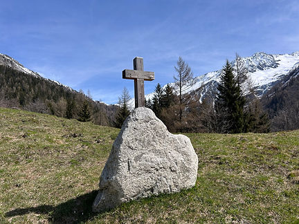 Small Cross near Tre-le-Champ