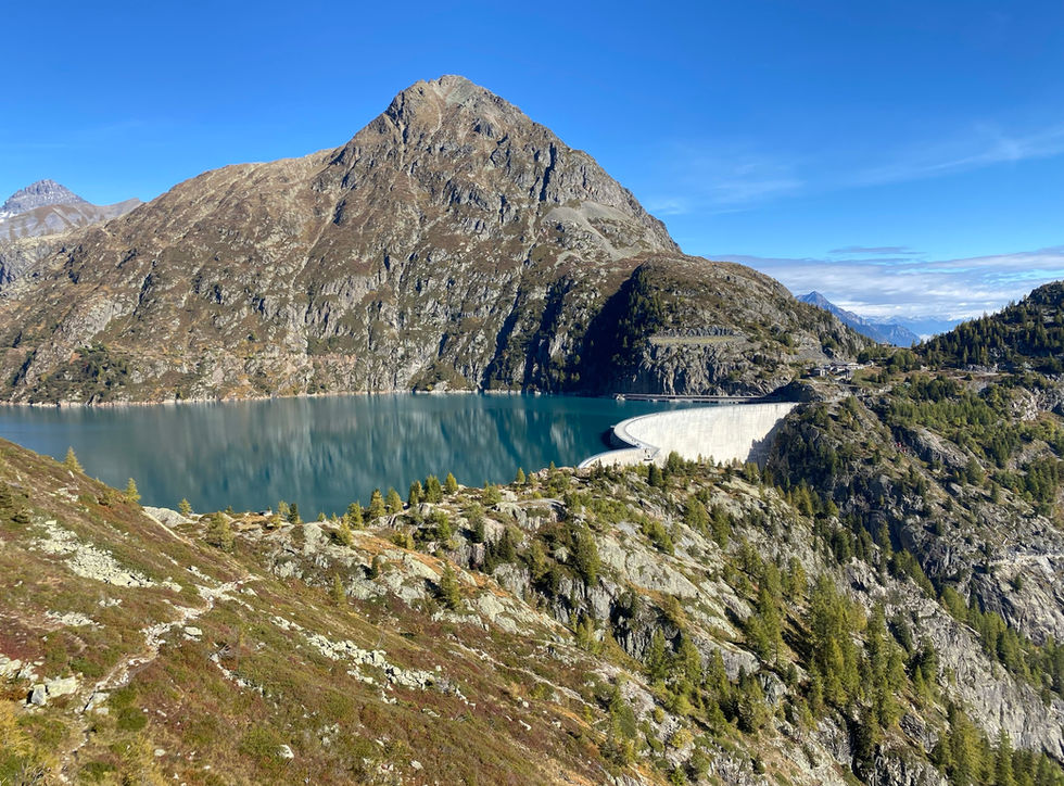 Approaching Emosson from Loriaz
