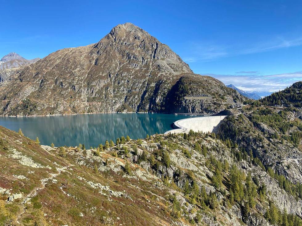 Approaching Emosson from Loriaz