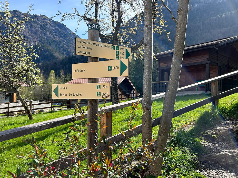Trail Marker to the Ruins de Chateau Saint-Michel