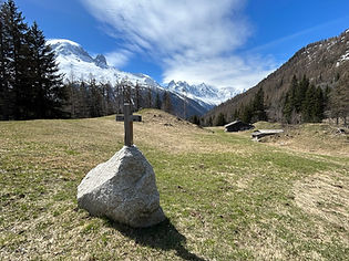 Small Cross near Tre-le-Champ