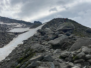 Rocky trail towards Refuge Albert 1er