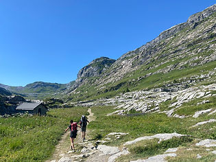 Trail towards Refuge de Sales