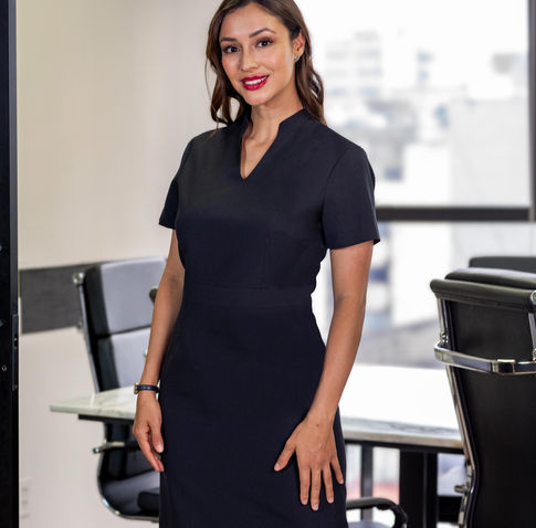 El uniforme ejecutivo perfecto para las mujeres que persiguen el éxito con estilo.