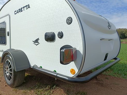 Revestimiento fibra de vidrio Caretta 1500 detalle barra de protección trasera y llantas de aleación de aluminio