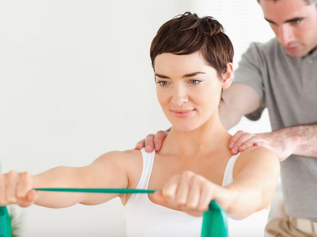 Femme pratiquant une activité physique adaptée pour soulager les douleurs chroniques et améliorer sa mobilité