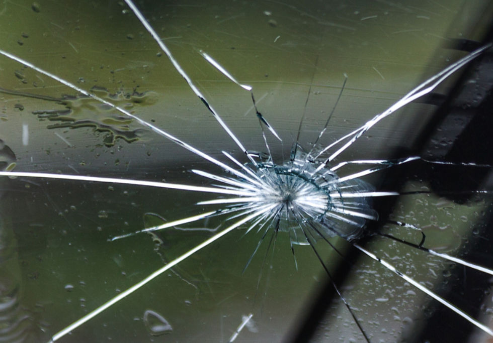 Steinschlag auf einer Windschutzscheibe – kleiner Glasschaden, der schnell repariert werden sollte, um Risse zu vermeiden.