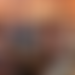 Foto com diversas pessoas levantando as mãos em celebração de um show