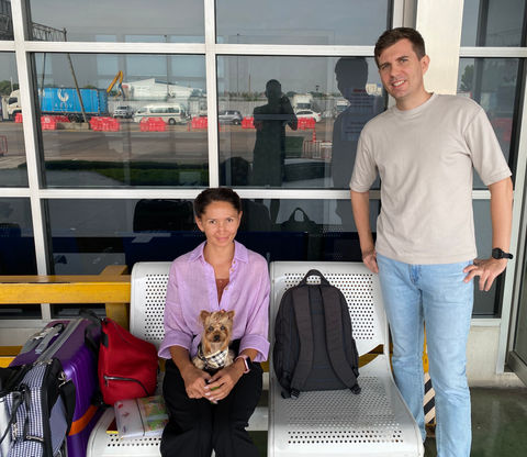 Николь вместе с хозяйкой готовятся к перелету в Россию