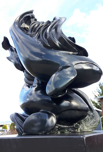 Bronze sculpture of otter with kelp