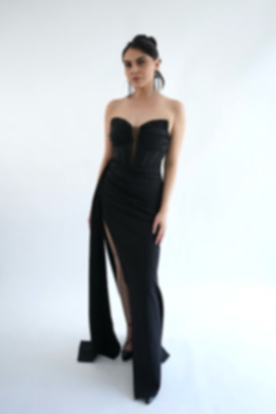 VESTIDO NEGRO STRETCH STRAPLESS PEDRERIA EN COPAS TIPO CORSEY CON ESTOLA