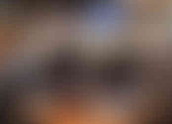 Interior del restaurante con mesas servidas y pantalla encendida en Fuego Asador.