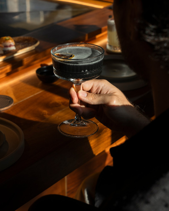 Brindandis con copa de vino en Omigoto restaurante.