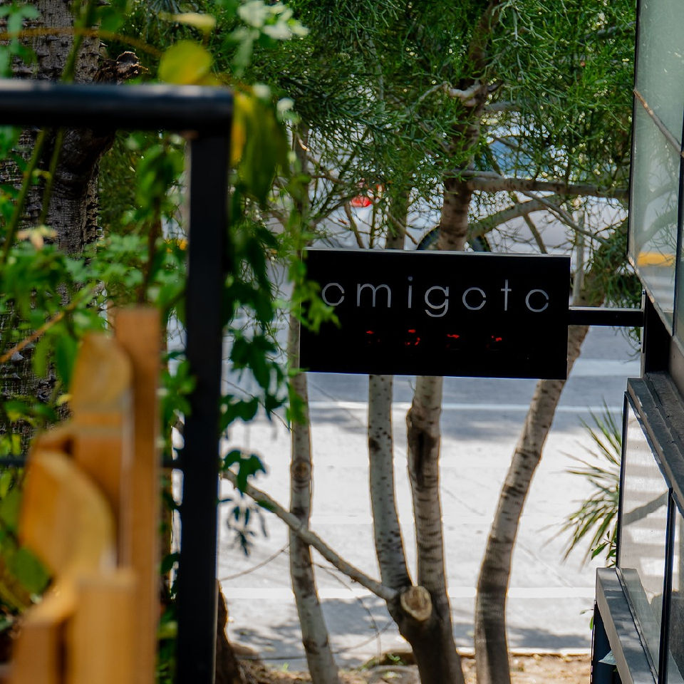 Entrada del restaurante Omigoto con letrero en exterior.