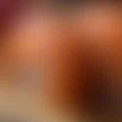 Nigiri de salmón fresco con semillas de ajonjolí en Omigoto restaurante.