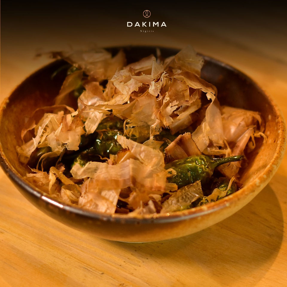 Ensalada japonesa con hojuelas de bonito en Dakima restaurante.
