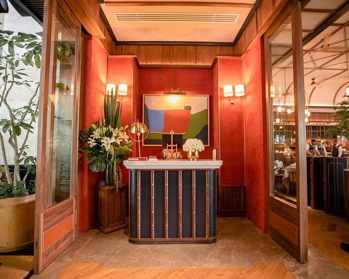 Entrada principal con recibidor iluminado en Sylvestre Midtown Guadalajara