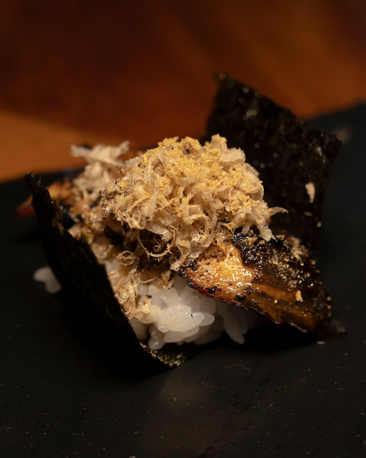 Unagi con foie gras y trufa servido en Omigoto restaurante. 
