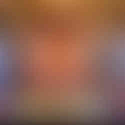 Espacio decorativo en el rooftop 360 del Hotel Riu con banca blanca, arco de flores y corazón iluminado para fotos románticas.