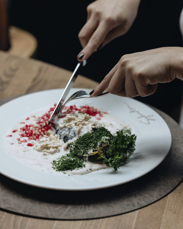 Platillo gourmet con vegetales y guarnición servido en Sylvestre Midtown