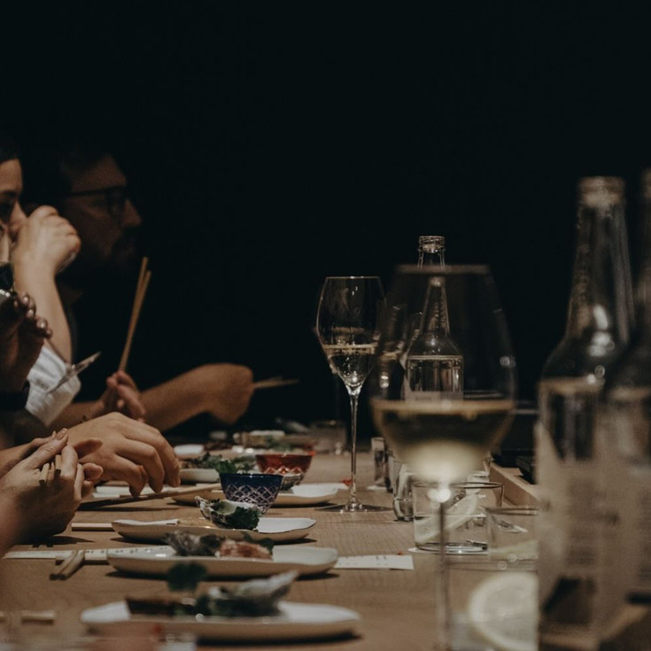 Comensales disfrutando cena japonesa en mesa de Kasuga restaurante.