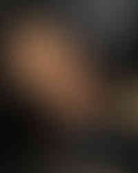 Manos con guantes negros cortando un jugoso corte de carne asada en Meet Social Grill.