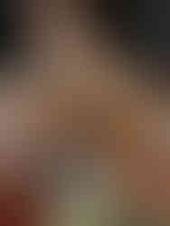 Hamburguesa con carne jugosa y papas fritas en plato, Fuego Asador.