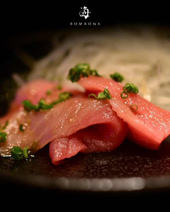 Sashimi de atún fresco con cebollín en Bombona restaurante.