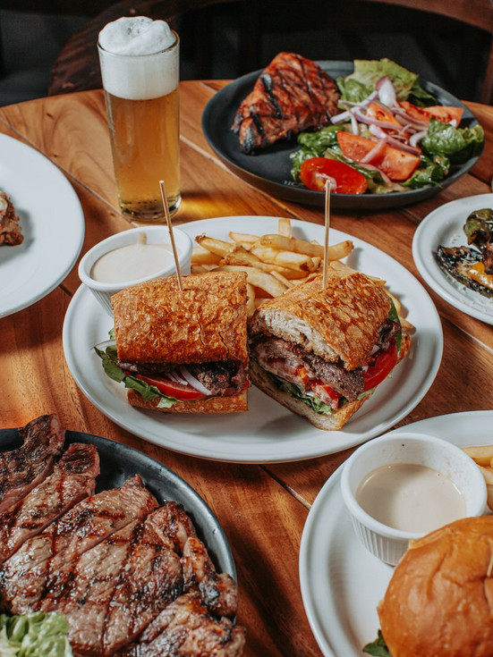 Baguette con papas fritas y ensalada en Fuego Asador.
