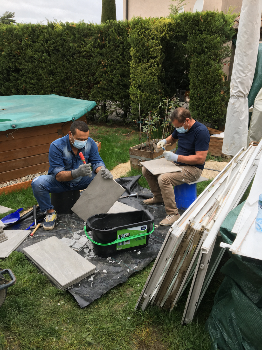 Due artigiani preparano elementi costruttivi durante una lavorazione