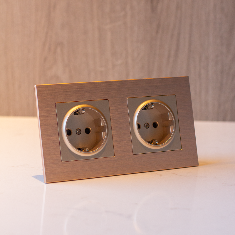 Miniatyrbilde: LH Stikkontakt 2x enkel innfelt m/jord inkl ramme - Børstet alu gull