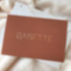 Geboortekaartje Babette in roestkleur met de naam in rosegouden foliedruk