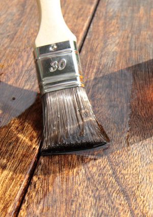 applying lacquer on veneer