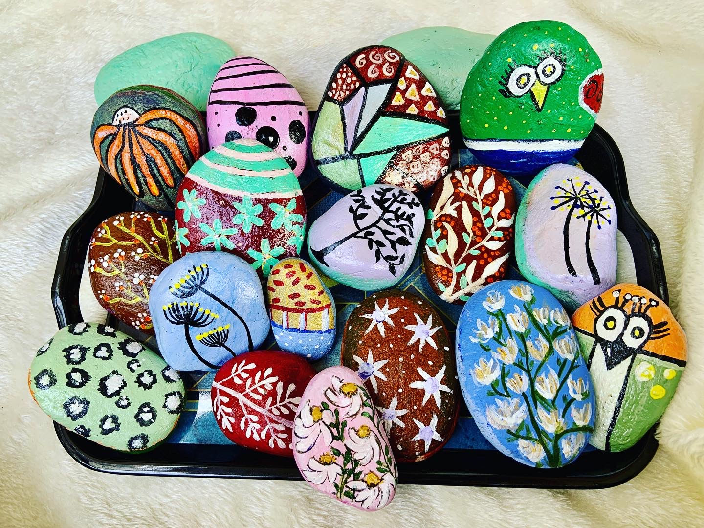 Pick 5 : hand painted natural pebble