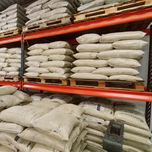 Sacos de SelaTanque em pallets no depósito do Centro de Distribuição do Sela Tanque