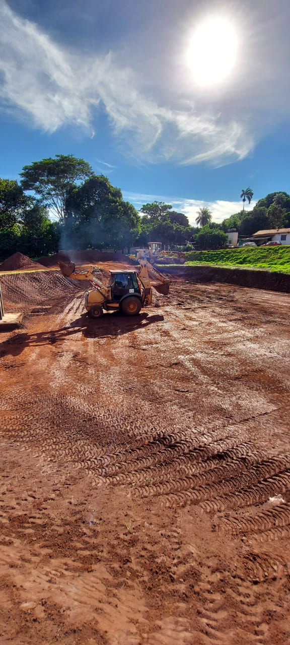 Cobertura com camada de terra sobre o SelaTanque e compactação com máquina