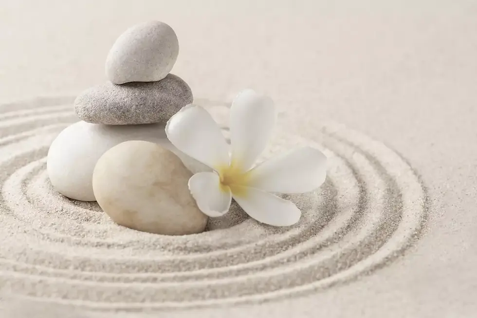 Pierres zen empilées sur fond de sable.webp