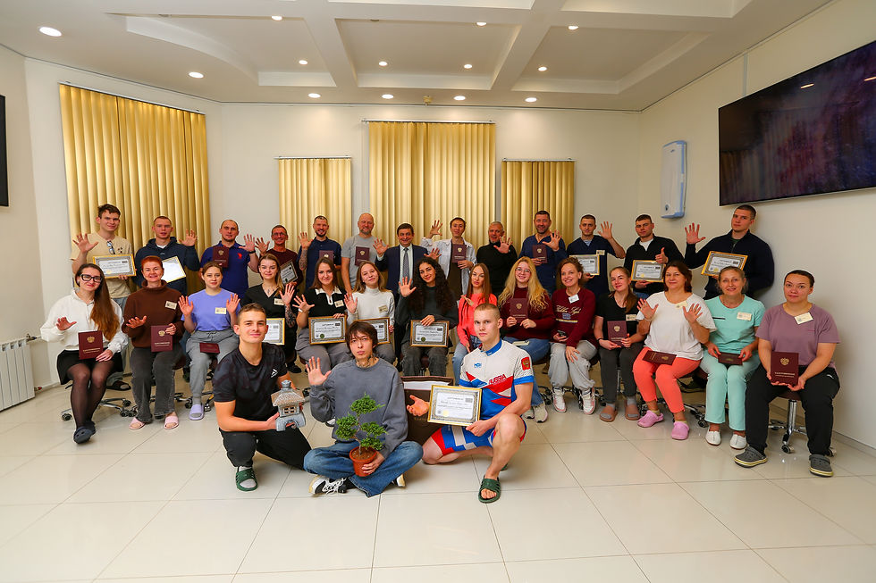 Выпускники академии получают сертификаты по оздоровительному и спортивному массажу — торжественный момент нового профессионального старта